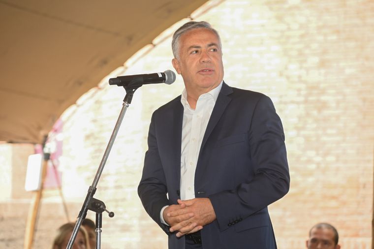 El Gobernador Alfredo Cornejo analiza la suba salarial. Foto: Prensa Gobierno Mendoza