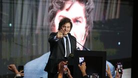 jubilados de mendoza cruzaron a javier milei por el veto a la ley de aumento salarial