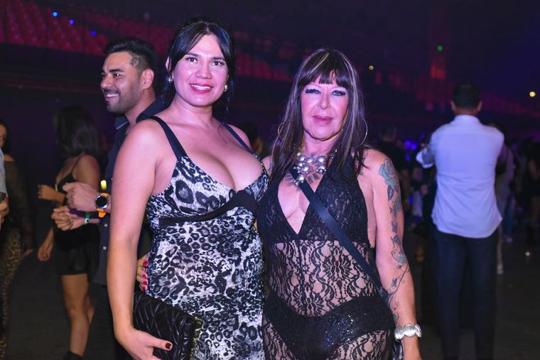 Pia Vega primera virrreina trans de la Vendimia Santa Rosa junto a Lola Llanos. Pia Vega primera virrreina trans de la Vendimia Santa Rosa junto a Lola Llanos.