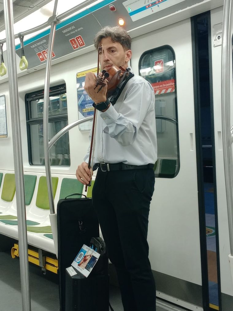 El artista Hernán Trotta toca de 18 a 21 en el subte. El artista Hernán Trotta toca de 18 a 21 en el subte.
