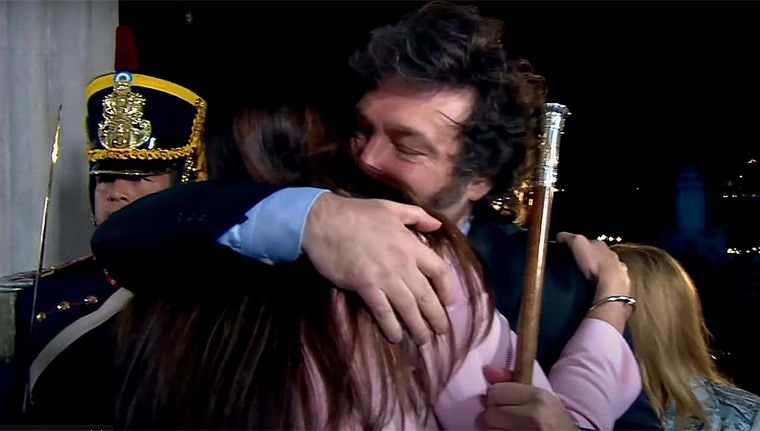 Javier Milei abraza a Villarruel en su ingreso Foto: Captura de video