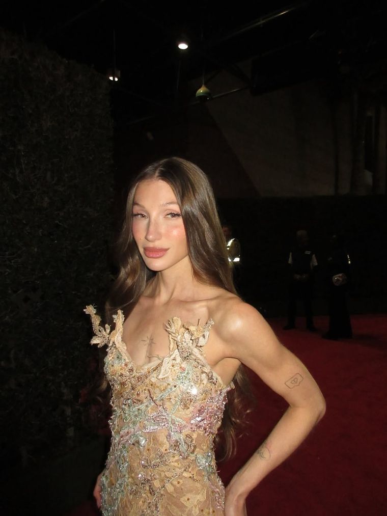 La cantante lució un diseño beige de guipur con detalles florales y cristales. La cantante lució un diseño beige de guipur con detalles florales y cristales.