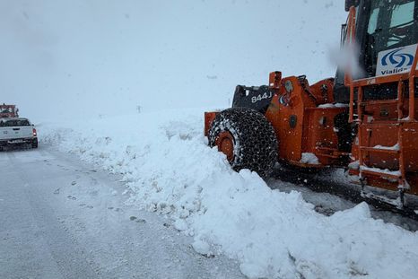 Las máquinas de Vialidad Nacional trabajando sin descanso durante el temporal en alta montaña.