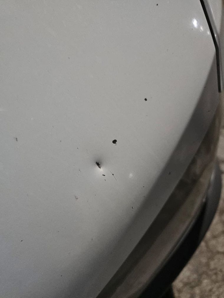 Durante los hechos también se registraron daños materiales, en este caso a los autos de la delegación visitante. Durante los hechos también se registraron daños materiales, en este caso a los autos de la delegación visitante.