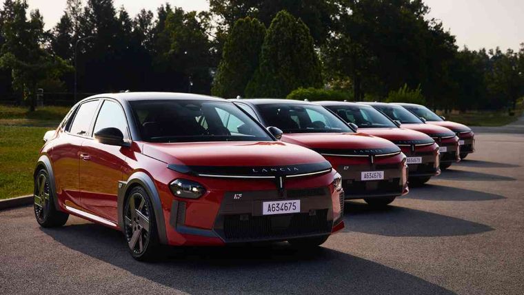Fabricado en España, en la planta de Stellantis de Zaragoza, el Lancia Ypsilon se encuentra disponible desde 24.200 euros.