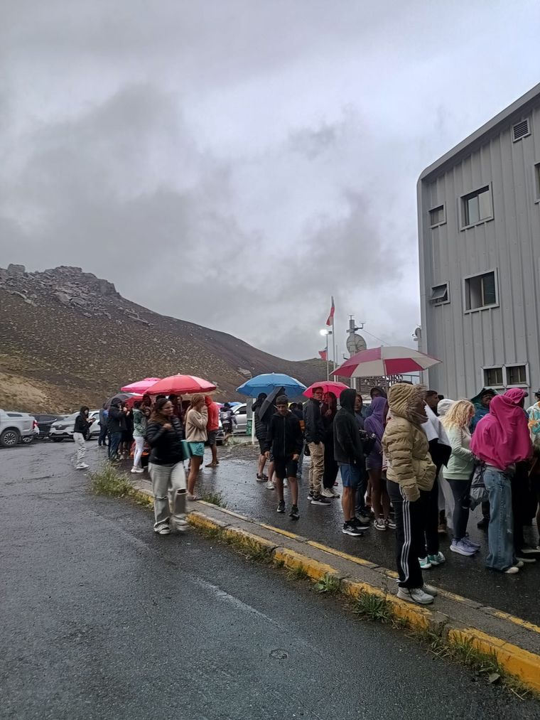 La fila de personas cubriéndose de la lluvia. La fila de personas cubriéndose de la lluvia.