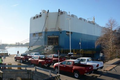 MDZol | Camionetas de Toyota rumbo al exterior.