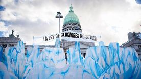 Los manifestantes que se oponían al proyecto de ley portaban pancartas frente al congreso que decían: "La Ley de Glaciares no se toca". Los manifestantes que se oponían al proyecto de ley portaban pancartas frente al congreso que decían: "La Ley de Glaciares no se toca".
