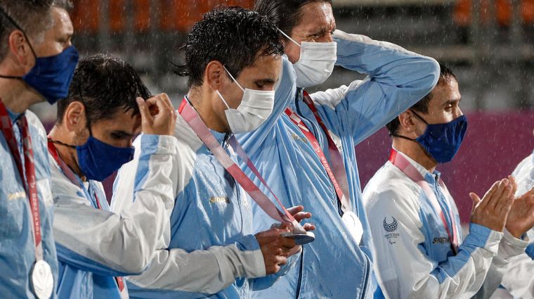 Accardi palpa su medalla de plata, grabada con un mensaje en sistema braille Foto: IBSA