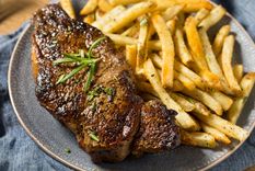 ¿Quieres que todos te amen? prepara esta receta de bifes con papas fritas: el plato tradicional que nadie puede resistirse.