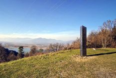 hallan un tercer monolito metalico: ahora en una montana de california