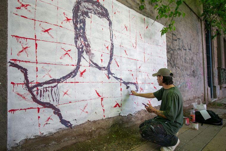 Otro grafitero reparó los daños y pintó un mural por vandalizar paredes en la ciudad. Otro grafitero reparó los daños y pintó un mural por vandalizar paredes en la ciudad.