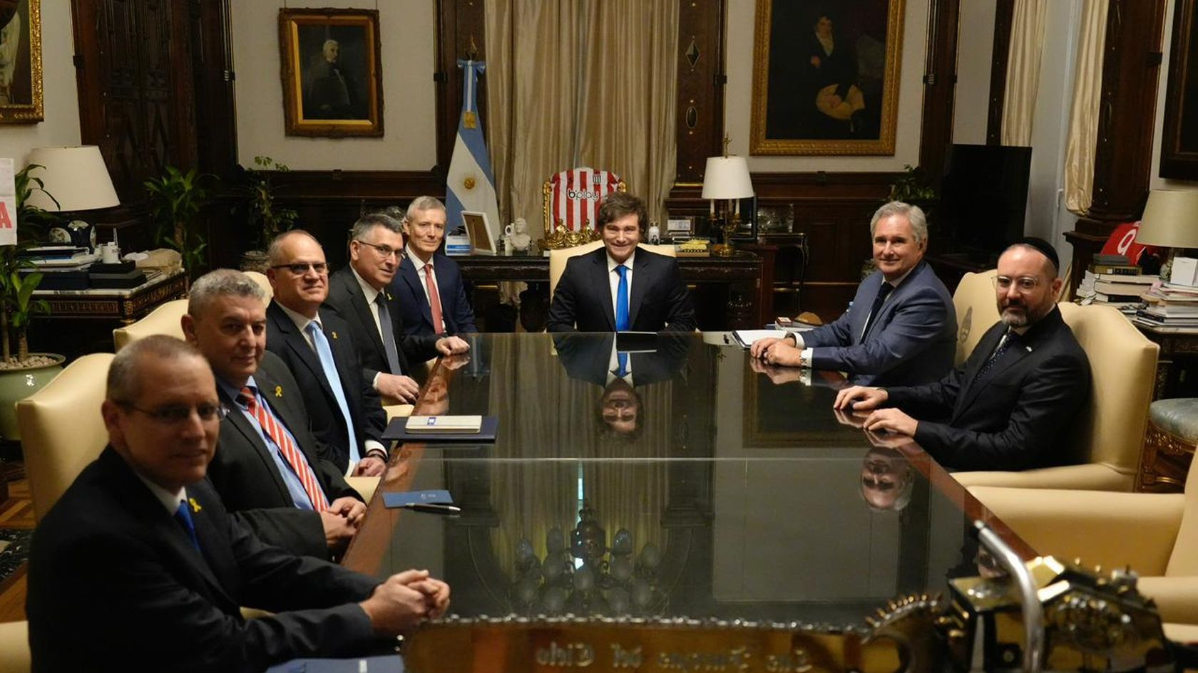 El presidente Javier Milei colgó en su despacho una camiseta de Estudiantes de La Plata luego de la polémica con la AFA y Claudio Chiqui Tapia.