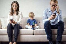 Si queremos que los niños bajen el teléfono, primero tenemos que bajar el nuestro.