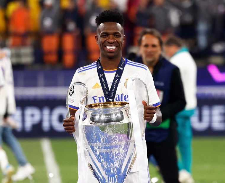 Vinicius con la orejona en sus manos. Foto: @realmadrid