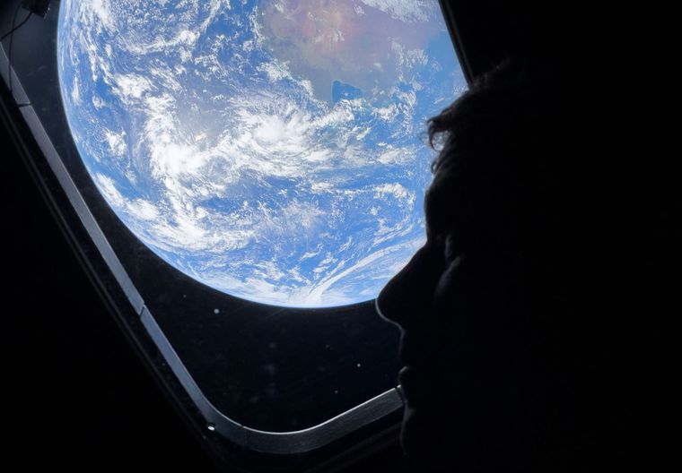 La misión Artemis II integra dispositivos móviles para que el público siga el viaje a la Luna paso a paso.