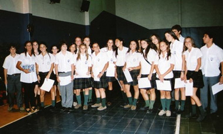 Con certificados de Cambridge en mano, el grupo de alumnos de EGB 3 y Polimodal del Colegio ICEI posa para el recuerdo de tan emotivo momento. Foto: Gentileza