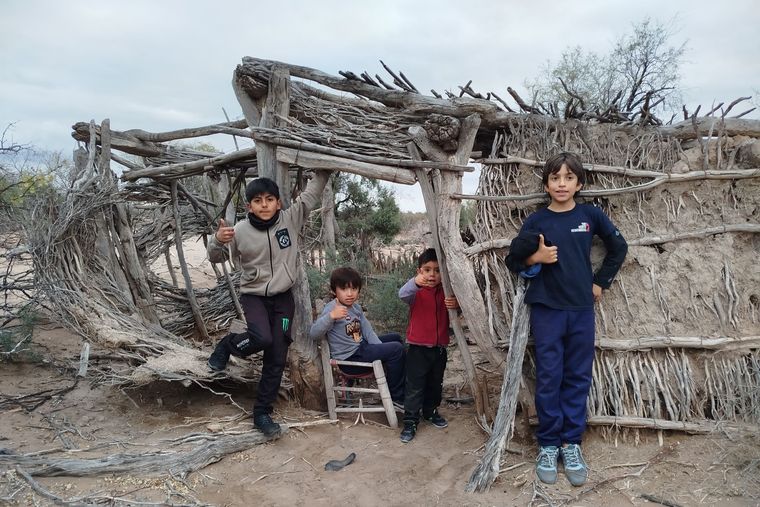 Los niños en las ruinas del rancho de Matilde Azaguate. Foto Ulises Naranjo Los niños en las ruinas del rancho de Matilde Azaguate. Foto Ulises Naranjo