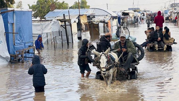 "Millones de artículos de ayuda humanitaria están retenidos en Jordania, Egipto e Israel a la espera de la aprobación de las autoridades de ocupación israelíes", dijo Egeland en su cuenta en X.