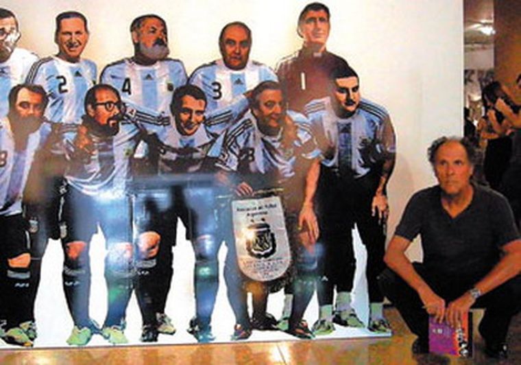 El filósofo y el equipo ideal de la muestra Pensamiento nacional. Foto: Publicado por Perfil