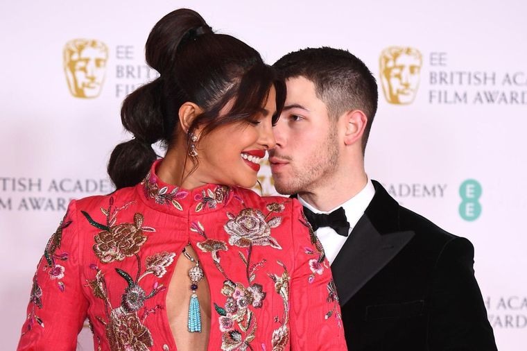 Foto: https://www.gala.de/stars/news/nick-jonas--nach-trennungsgeruechten-macht-er-seiner-priyanka-eine-liebeserklaerung-22552014.html