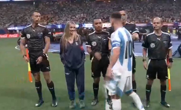 La rubia saludo al capitán en la previa del sorteo. Foto: Captura