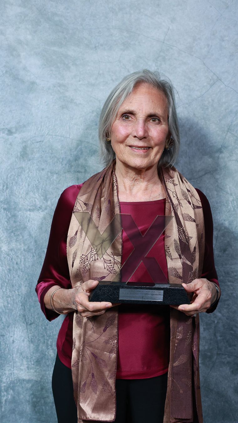 Helena Maza, esposa de Nicolás Catena Zapata, recibió el premio para Alejandro Vigil, elegido Mejor Enólogo - Hacedor - Viticultor por Catena Zapata y El Enemigo Wines Helena Maza, esposa de Nicolás Catena Zapata, recibió el premio para Alejandro Vigil, elegido Mejor Enólogo - Hacedor - Viticultor por Catena Zapata y El Enemigo Wines