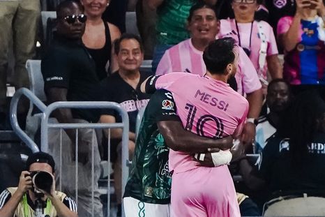 El abrazo de Romaña y Messi, la imagen de la noche.&nbsp;