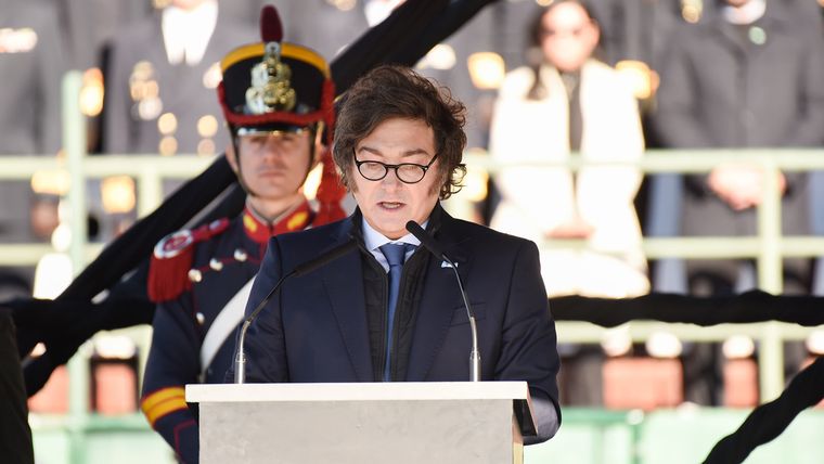 El presidente Javier Milei le tomó juramento a los cadetes, soldados y aspirantes en el Día de la Bandera desde el Campo Argentino de Polo. El presidente Javier Milei le tomó juramento a los cadetes, soldados y aspirantes en el Día de la Bandera desde el Campo Argentino de Polo.