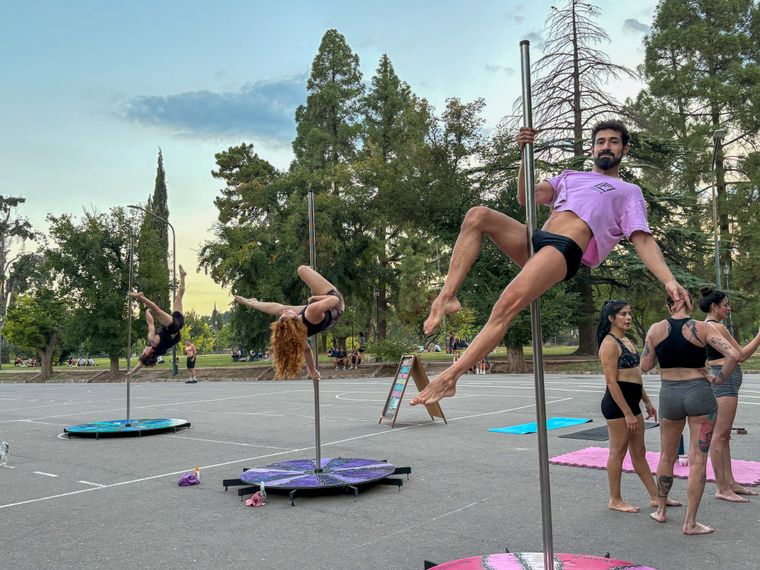 Esta llamativa actividad en el Parque General San Martín permite que el público experimente el pole dance deportivo de forma gratuita.
