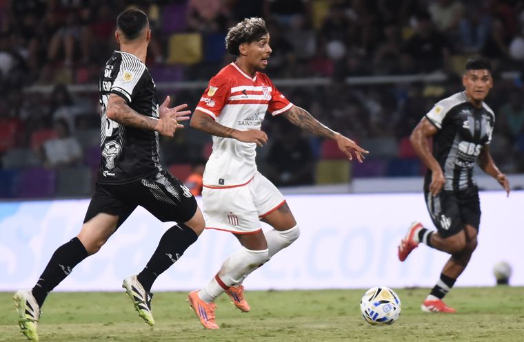 Bajo un agobiante calor en Santiago del Estero, Estudiantes venci&oacute; a Central C&oacute;rdoba y podr&iacute;a haber cl&aacute;sico con Gimnasia en semifinales o el duelo del morbo ante Barracas.&nbsp;&nbsp;