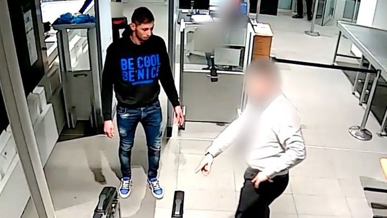 Emiliano Sala, momentos antes de abordar el funesto vuelo. Foto: AAIB | NANTES ATLANTIQUE AIRPORT