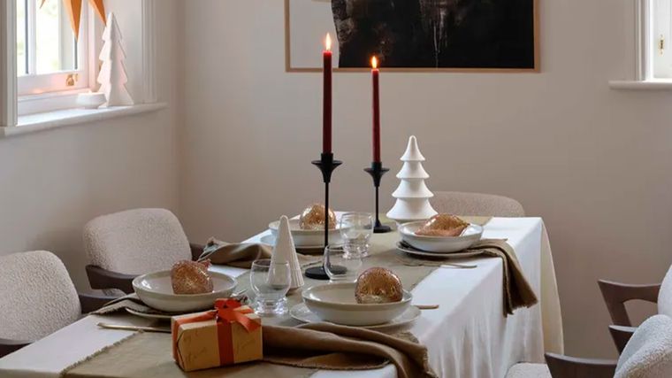 Esta mesa de estilo minimalista y de inspiración escandinava usa una paleta de colores neutrales para crear un espacio maravillosamente relajante para sentarse y cenar. Foto: Layered Lounge
