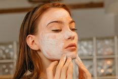 Las mascarillas faciales ayudan a recuperar la piel del rostro. Foto: Pexels