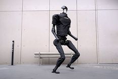 El robot humanoide Unitree H1 es versátil para diversas industrias: desde el montaje y la inspección en entornos industriales hasta el patrullaje de perímetros, vigilancia y seguridad en general Foto: Unitree