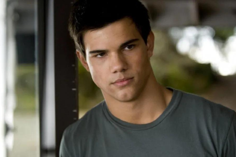 TAYLOR LAUTNER ALCANZÓ LA FAMA TRAS SU PASO POR LA SAGA CREPÚSCULO. PERO LUEGO, ESO LE JUGÓ UNA MALA PASADA.