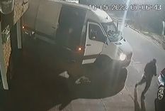 Tres vehículos interceptaron a la furgoneta