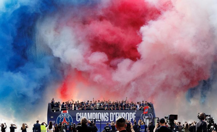 El PSG celebró la obtención de la Champions League durante un desfile en autobús en el bulevar de los Campos Elíseos en París.&nbsp;