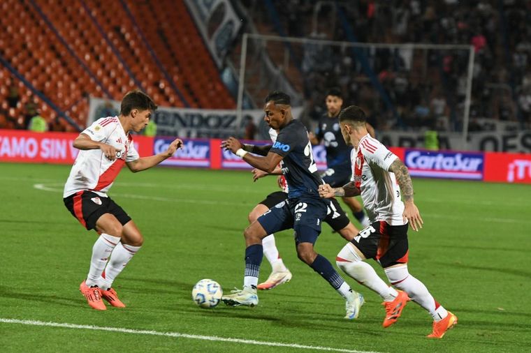 La última vez que se vieron las caras, Independiente Rivadavia le ganó a River 2 a 1 en el Malvinas Argentinas.