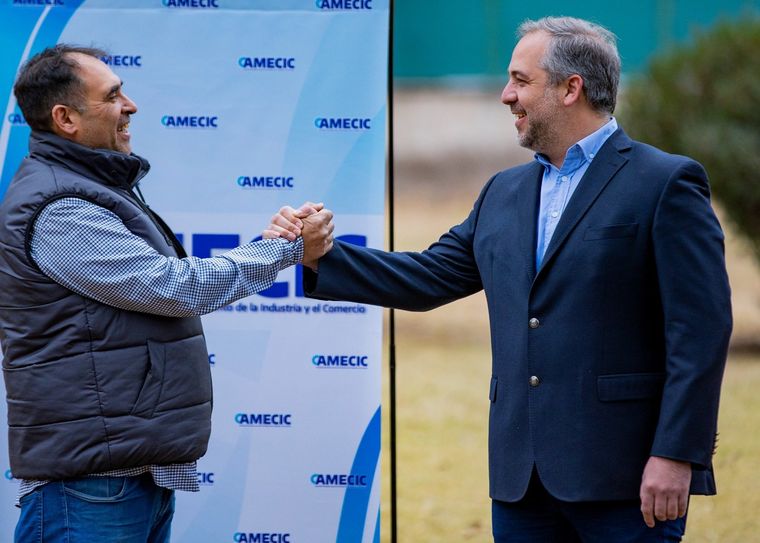 El intendente de Maipú sumó a su equipo a Gabriel Careddu, ex precandidato a intendente de Cambia Mendoza. Foto: Prensa Matías Stevanato