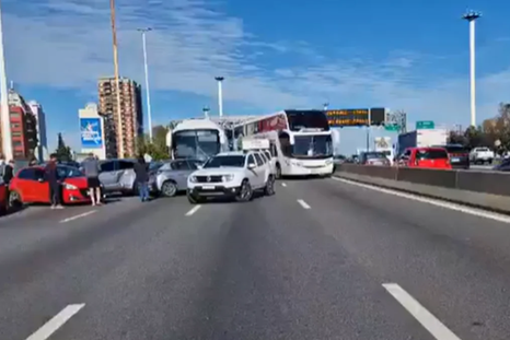 Un colectivo desató el caos en la avenida General Paz. Un colectivo desató el caos en la avenida General Paz.