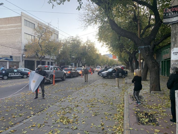 Un manifestante de a pie mientras la caravana trascurre por calle Vicente Zapata. Foto: Hugo Laricchia en Twitter