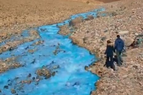 El arroyo sorprende con su color