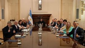 Javier Milei junto a sus ministros y funcionarios clave, reunido en la Casa Rosada a principios de abril. Javier Milei junto a sus ministros y funcionarios clave, reunido en la Casa Rosada a principios de abril.