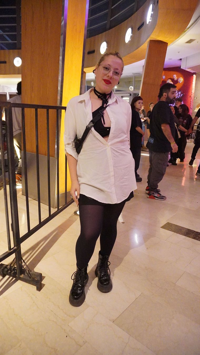 Una camisa blanca que ocultaba un look negro más atrevido. Una camisa blanca que ocultaba un look negro más atrevido.