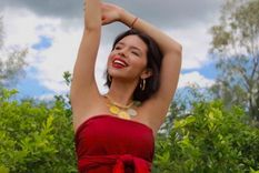 Ángela Aguilar sabe que la pieza clave y atemporal de moda cada temporada son los jeans. Foto: Telemundo