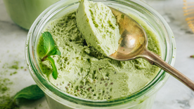 Receta de mousse de matcha cremosa y aireada, perfecta para los amantes del té verde. Receta de mousse de matcha cremosa y aireada, perfecta para los amantes del té verde.