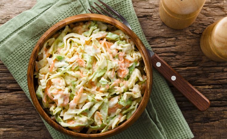 Ensalada coleslaw Una receta clásica de Estados Unidos para hacer en pocos pasos. Foto: Shutterstock