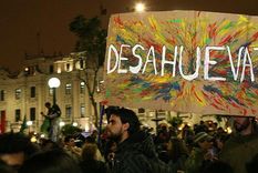 indignados peruanos salieron a las calles en lima