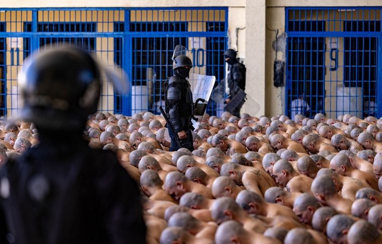 La Policía vigila a cientos de reclusos en el patio de una prisión Foto: DPA